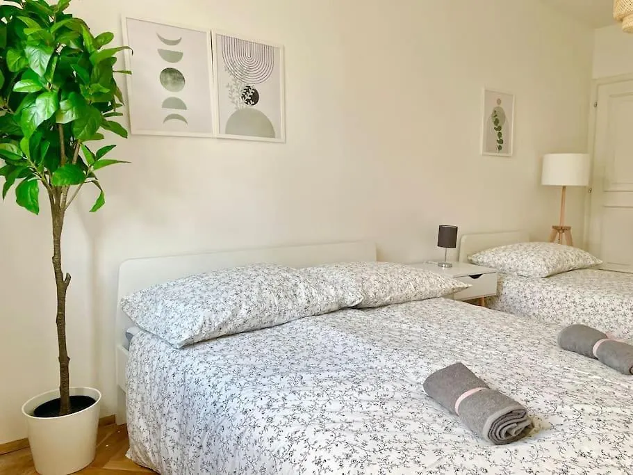 110M2 Stylish 4 Bedroom Apartment Vienna Austria