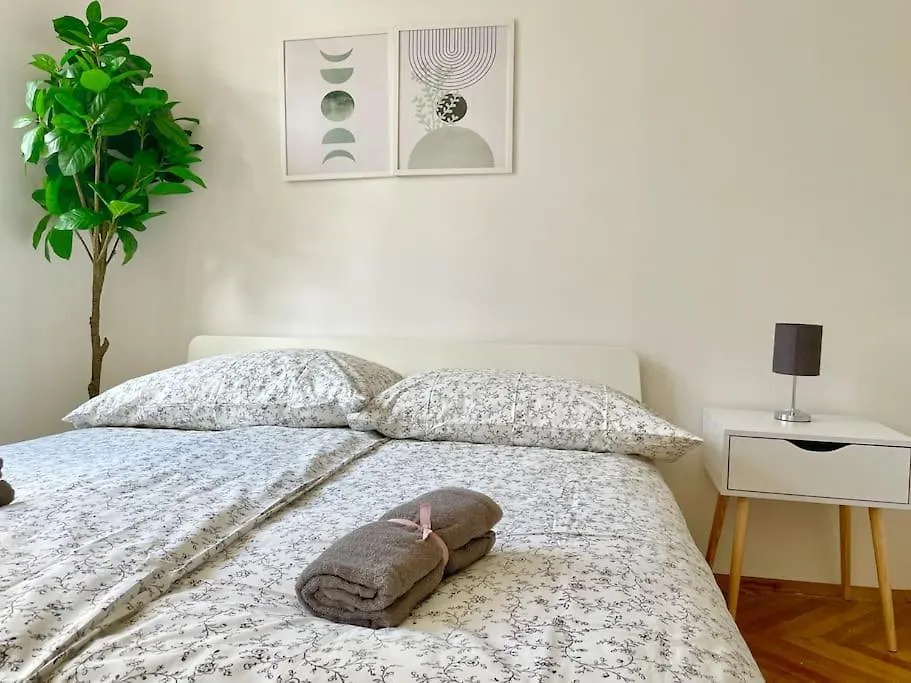 110M2 Stylish 4 Bedroom Apartment Vienna 0*,  Austria