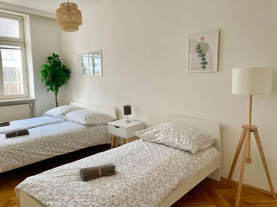110M2 Stylish 4 Bedroom Apartment Viena Austria